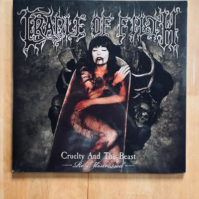 Double disque vinyle Cradle of Filth Cruelty and the Beast remastered.